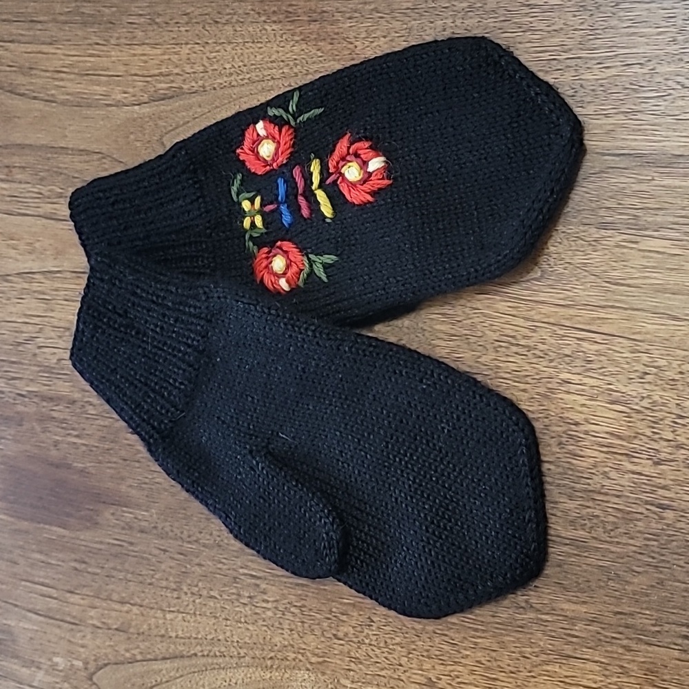 Adorable Embroidered Mittens - Floral Delight! - Picture 2 of 7